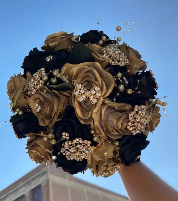 Black and Gold Quinceañera Bouquet - Ramos