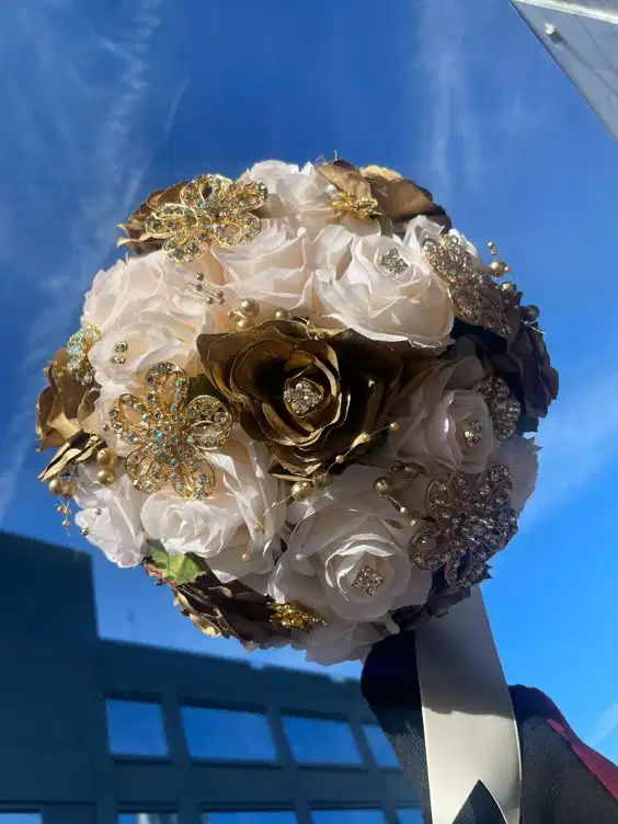 Gold and Ivory Quinceañera Bouquet - Ramos