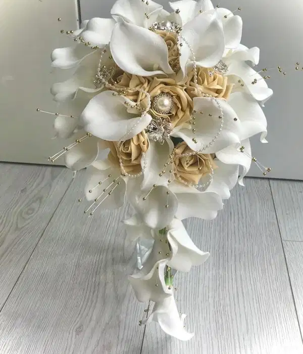 Ivory Calla Lily Teardrop Bouquet - Ramos